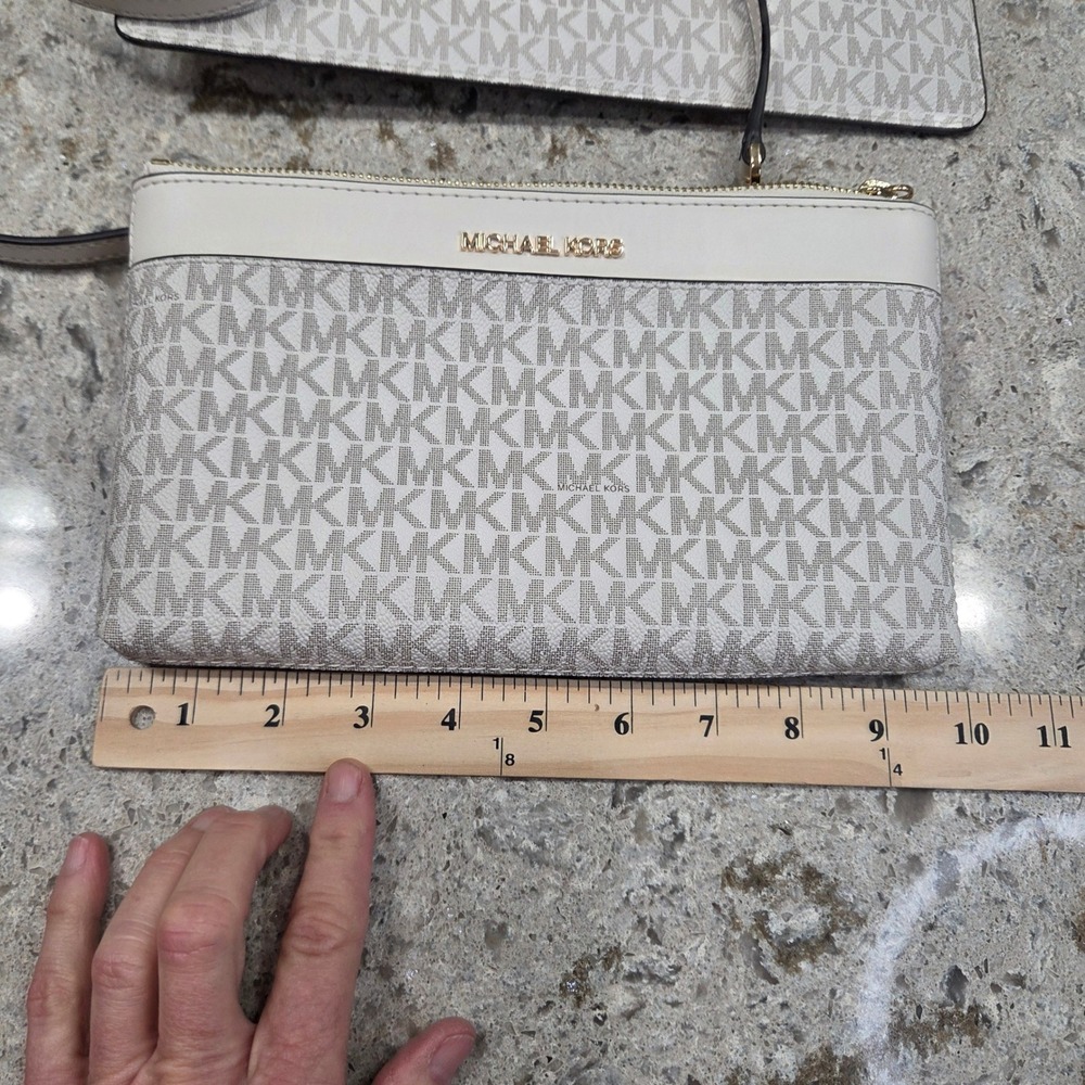 NWT Michael Kors 3-in-1 Crossbody Clutch Set Vanilla Monogram Gold Hardware - Picture 3 of 13
